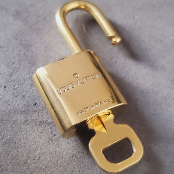 #307 AUthentic LOUIS VUITTON Lock Key Set Padlock Brass Polished Gold Ne… - Picture 10 of 16